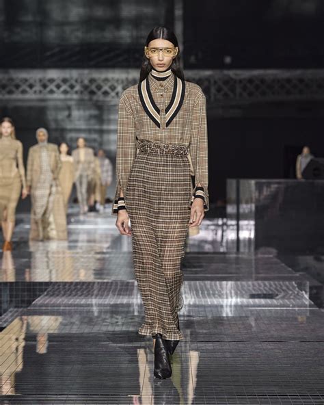 burberry fall 2020 ready to wear|Burberry Fall / Winter 2020 Runway .